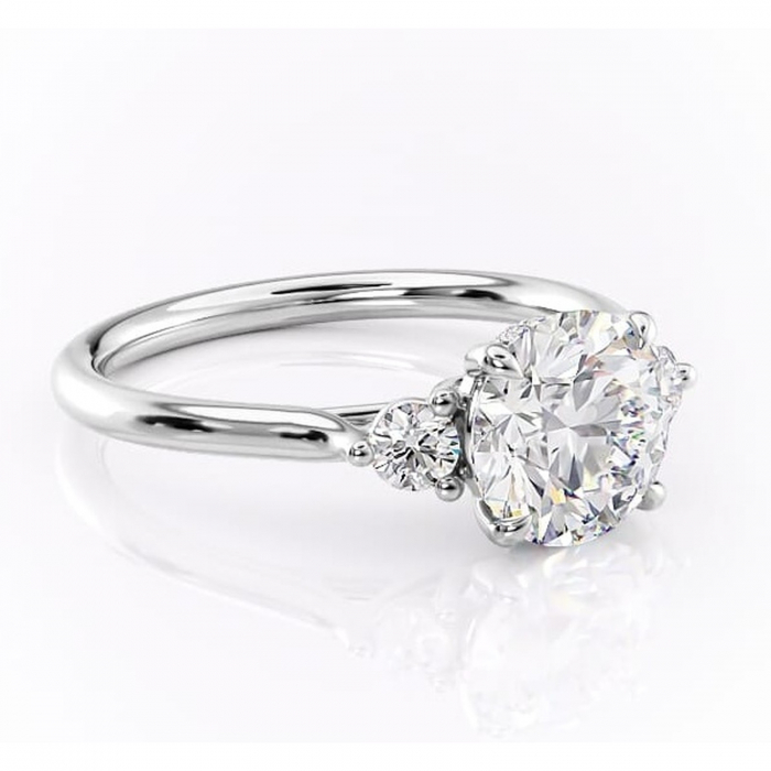 Inel de logodnă Delphine din aur Alb 14kt cu moissanite tăietură rotundă – Montură cu trei pietre rafinată pentru profil mediu | Personalizează și configurează gratuit online [1]