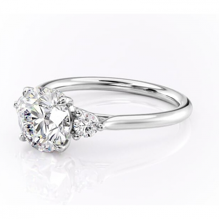 Inel de logodnă Delphine din aur Alb 14kt cu moissanite tăietură rotundă – Montură cu trei pietre rafinată pentru profil mediu | Personalizează și configurează gratuit online [7]