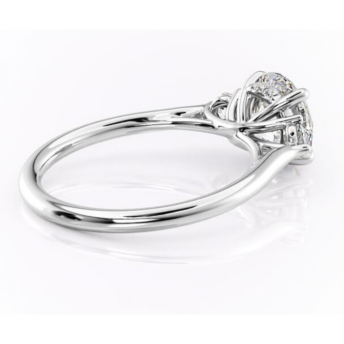 Inel de logodnă Delphine din aur Alb 14kt cu moissanite tăietură rotundă – Montură cu trei pietre rafinată pentru profil mediu | Personalizează și configurează gratuit online [3]