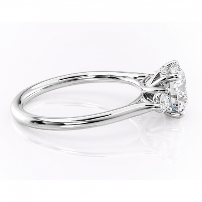 Inel de logodnă Delphine din aur Alb 14kt cu moissanite tăietură rotundă – Montură cu trei pietre rafinată pentru profil mediu | Personalizează și configurează gratuit online [2]