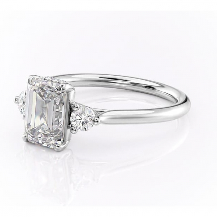 Inel de logodnă Delphine din aur Alb 14kt cu moissanite tăietură smarald – Montură cu trei pietre rafinată pentru profil mediu | Personalizează și configurează gratuit online [7]