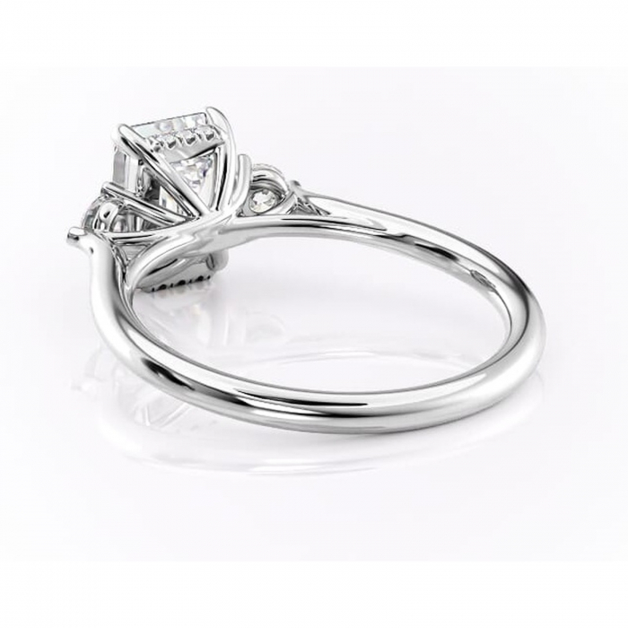 Inel de logodnă Delphine din aur Alb 14kt cu moissanite tăietură smarald – Montură cu trei pietre rafinată pentru profil mediu | Personalizează și configurează gratuit online [4]