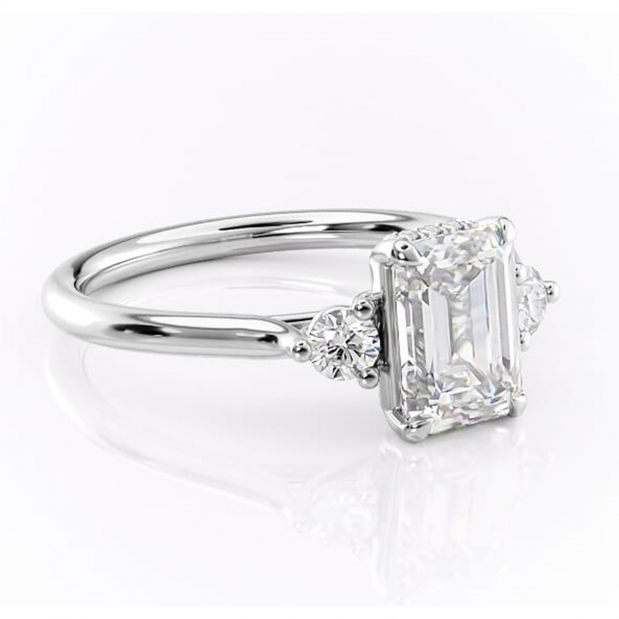 Inel de logodnă Delphine din aur Alb 14kt cu moissanite tăietură smarald – Montură cu trei pietre rafinată pentru profil mediu | Personalizează și configurează gratuit online [1]
