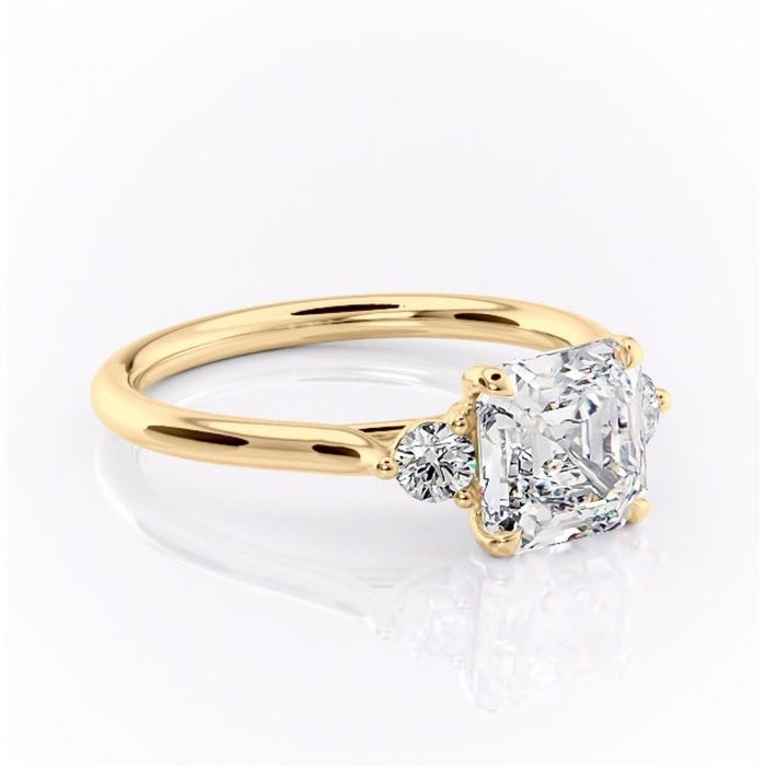 Inel de logodnă Delphine din aur Galben 14kt cu moissanite tăietură asscher – Montură cu trei pietre rafinată pentru profil mediu | Personalizează și configurează gratuit online [1]