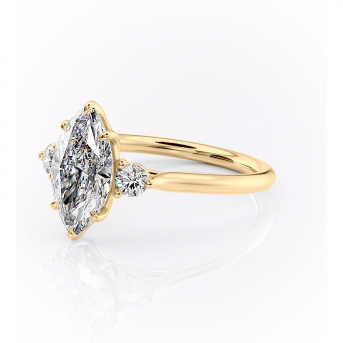 Inel de logodnă Delphine din aur Galben 18kt cu moissanite tăietură marquise – Montură cu trei pietre rafinată pentru profil mediu | Personalizează și configurează gratuit online [7]