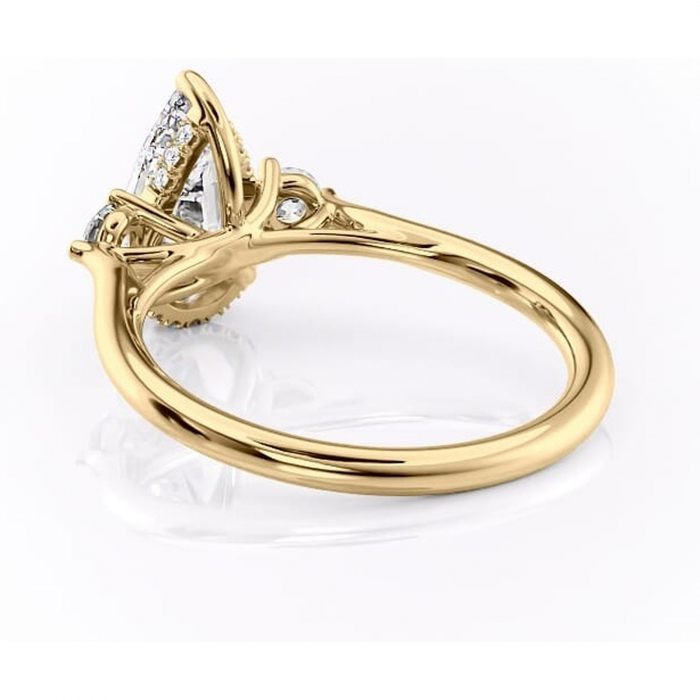 Inel de logodnă Delphine din aur Galben 14kt cu moissanite tăietură pară – Montură cu trei pietre rafinată pentru profil mediu | Personalizează și configurează gratuit online [4]
