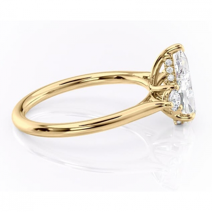 Inel de logodnă Delphine din aur Galben 14kt cu moissanite tăietură pară – Montură cu trei pietre rafinată pentru profil mediu | Personalizează și configurează gratuit online [2]