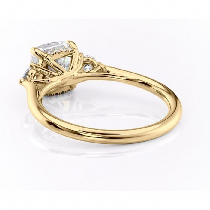 Inel de logodnă Delphine din aur Galben 14kt cu moissanite tăietură pernă – Montură cu trei pietre rafinată pentru profil mediu | Personalizează și configurează gratuit online [4]