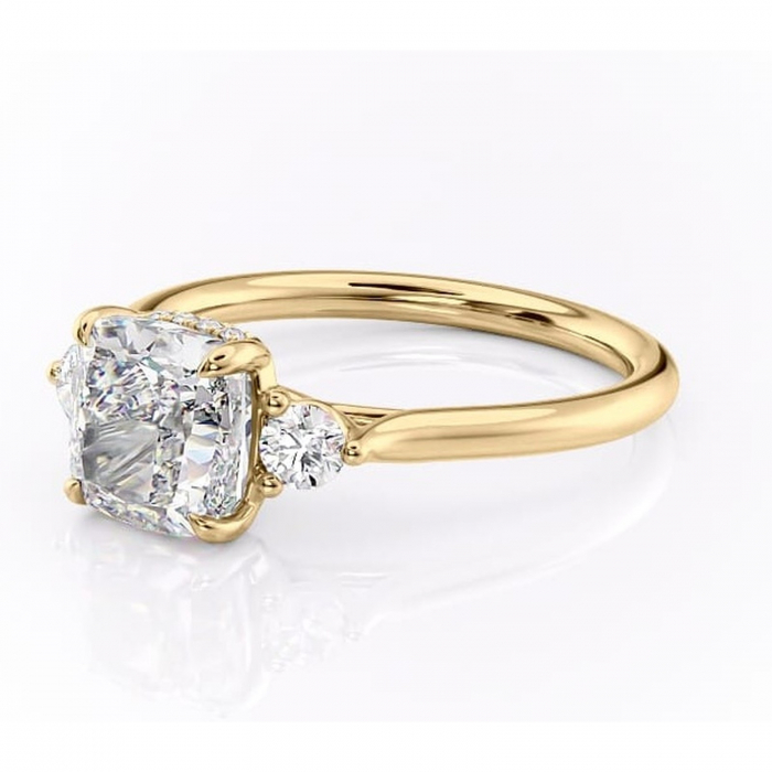 Inel de logodnă Delphine din aur Galben 14kt cu moissanite tăietură pernă – Montură cu trei pietre rafinată pentru profil mediu | Personalizează și configurează gratuit online [7]