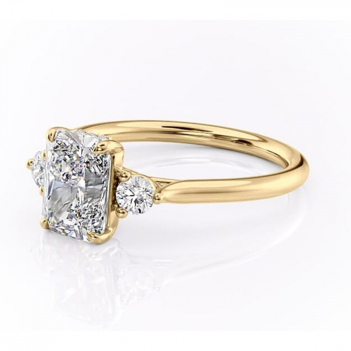 Inel de logodnă Delphine din aur Galben 14kt cu moissanite tăietură radiantă – Montură cu trei pietre rafinată pentru profil mediu | Personalizează și configurează gratuit online [7]