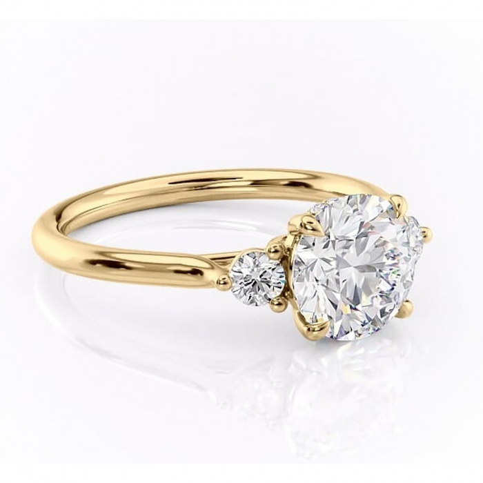 Inel de logodnă Delphine din aur Galben 14kt cu moissanite tăietură rotundă – Montură cu trei pietre rafinată pentru profil mediu | Personalizează și configurează gratuit online [1]