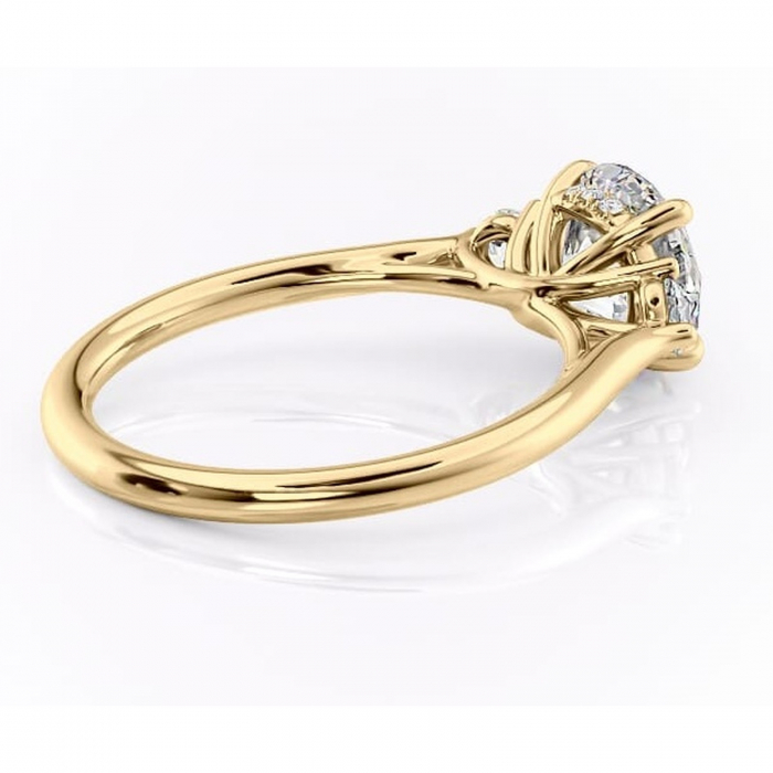 Inel de logodnă Delphine din aur Galben 14kt cu moissanite tăietură rotundă – Montură cu trei pietre rafinată pentru profil mediu | Personalizează și configurează gratuit online [3]