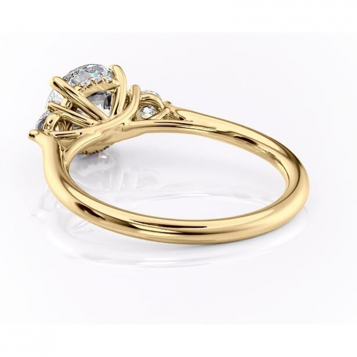 Inel de logodnă Delphine din aur Galben 14kt cu moissanite tăietură rotundă – Montură cu trei pietre rafinată pentru profil mediu | Personalizează și configurează gratuit online [4]