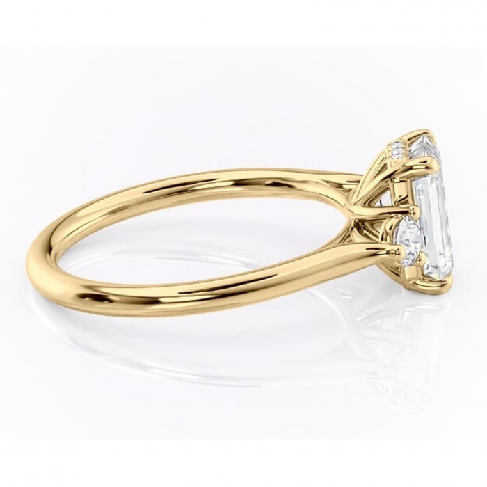 Inel de logodnă Delphine din aur Galben 18kt cu moissanite tăietură smarald – Montură cu trei pietre rafinată pentru profil mediu | Personalizează și configurează gratuit online [2]