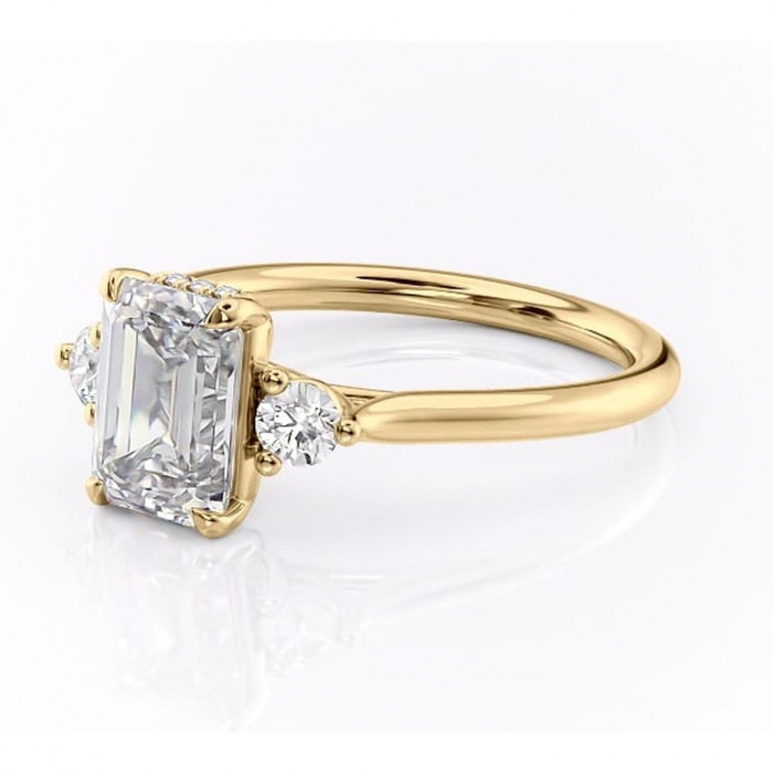 Inel de logodnă Delphine din aur Galben 18kt cu moissanite tăietură smarald – Montură cu trei pietre rafinată pentru profil mediu | Personalizează și configurează gratuit online [7]