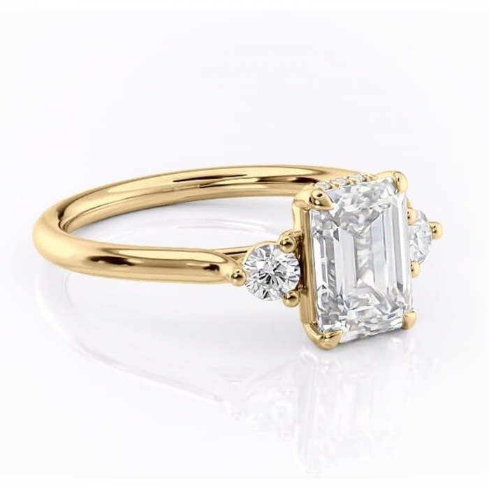 Inel de logodnă Delphine din aur Galben 18kt cu moissanite tăietură smarald – Montură cu trei pietre rafinată pentru profil mediu | Personalizează și configurează gratuit online [1]