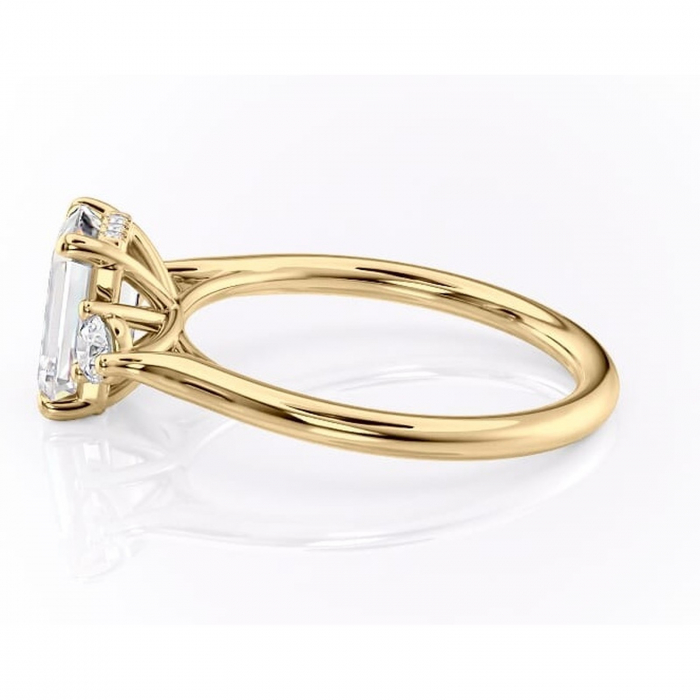 Inel de logodnă Delphine din aur Galben 18kt cu moissanite tăietură smarald – Montură cu trei pietre rafinată pentru profil mediu | Personalizează și configurează gratuit online [6]