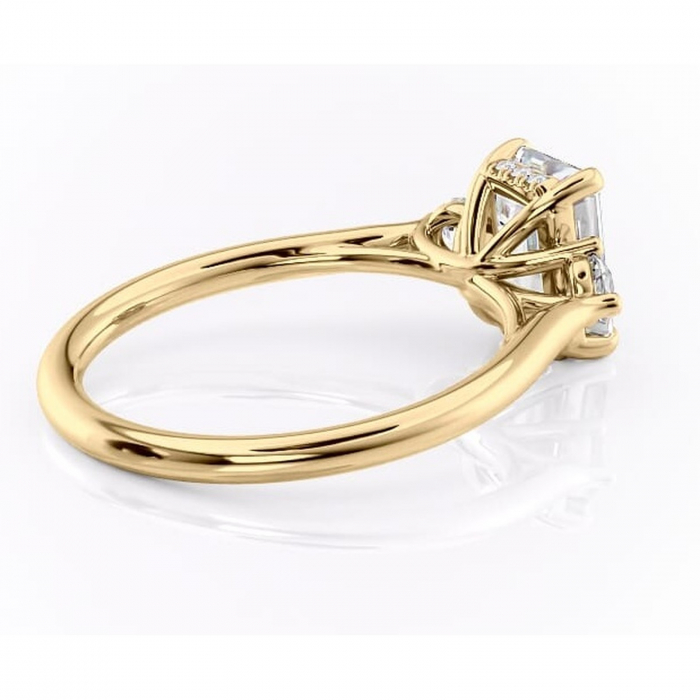 Inel de logodnă Delphine din aur Galben 18kt cu moissanite tăietură smarald – Montură cu trei pietre rafinată pentru profil mediu | Personalizează și configurează gratuit online [3]