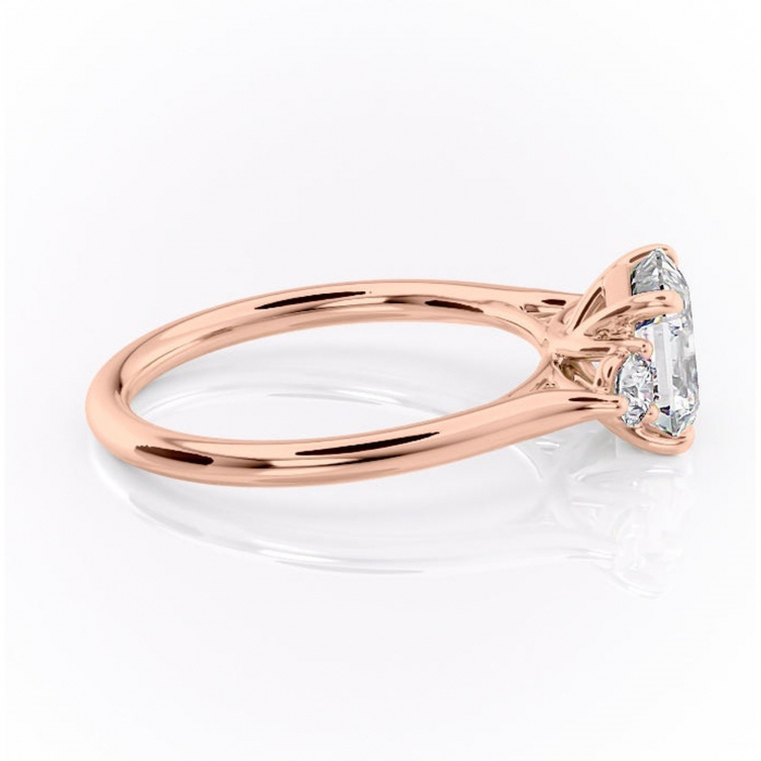 Inel de logodnă Delphine din aur Rose 14kt cu moissanite tăietură asscher – Montură cu trei pietre rafinată pentru profil mediu | Personalizează și configurează gratuit online [2]