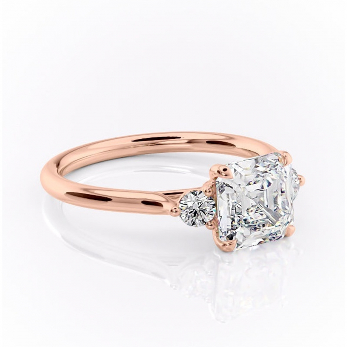 Inel de logodnă Delphine din aur Rose 14kt cu moissanite tăietură asscher – Montură cu trei pietre rafinată pentru profil mediu | Personalizează și configurează gratuit online [1]