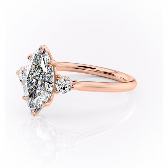 Inel de logodnă Delphine din aur Rose 14kt cu moissanite tăietură marquise – Montură cu trei pietre rafinată pentru profil mediu | Personalizează și configurează gratuit online [7]