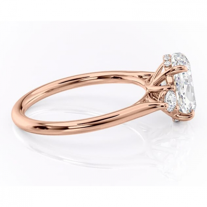 Inel de logodnă Delphine din aur Rose 14kt cu moissanite tăietură ovală – Montură cu trei pietre rafinată pentru profil mediu | Personalizează și configurează gratuit online [2]