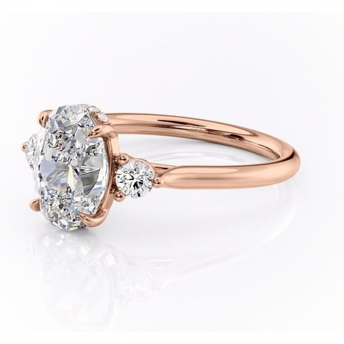 Inel de logodnă Delphine din aur Rose 14kt cu moissanite tăietură ovală – Montură cu trei pietre rafinată pentru profil mediu | Personalizează și configurează gratuit online [7]