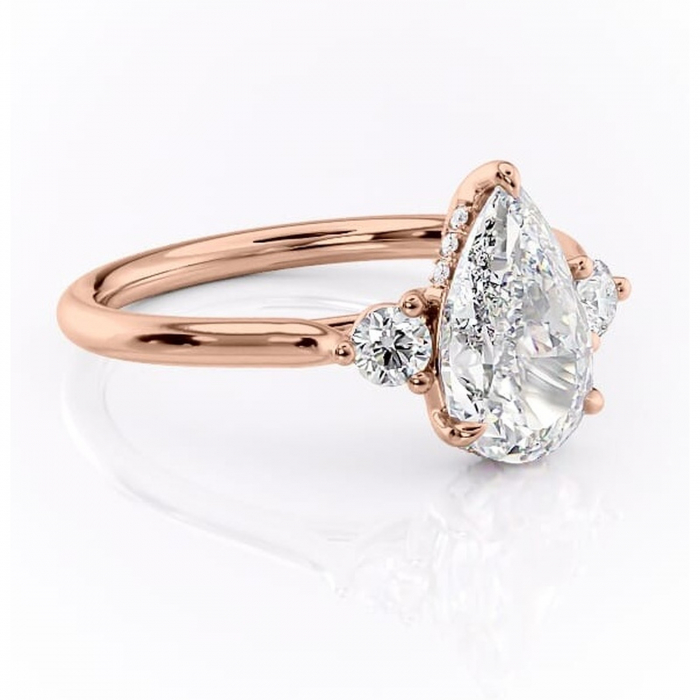 Inel de logodnă Delphine din aur Rose 18kt cu moissanite tăietură pară – Montură cu trei pietre rafinată pentru profil mediu | Personalizează și configurează gratuit online [1]