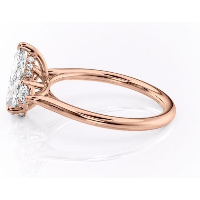 Inel de logodnă Delphine din aur Rose 18kt cu moissanite tăietură pară – Montură cu trei pietre rafinată pentru profil mediu | Personalizează și configurează gratuit online [6]