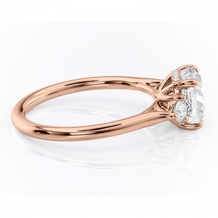 Inel de logodnă Delphine din aur Rose 18kt cu moissanite tăietură pernă – Montură cu trei pietre rafinată pentru profil mediu | Personalizează și configurează gratuit online [2]