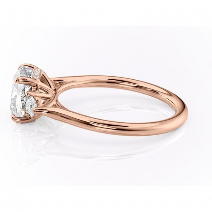 Inel de logodnă Delphine din aur Rose 18kt cu moissanite tăietură pernă – Montură cu trei pietre rafinată pentru profil mediu | Personalizează și configurează gratuit online [6]