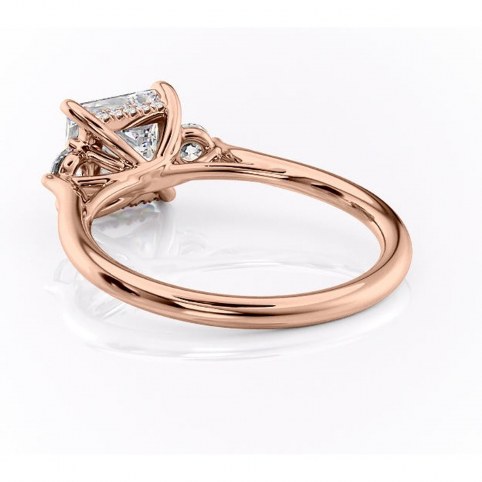 Inel de logodnă Delphine din aur Rose 18kt cu moissanite tăietură princess – Montură cu trei pietre rafinată pentru profil mediu | Personalizează și configurează gratuit online [4]