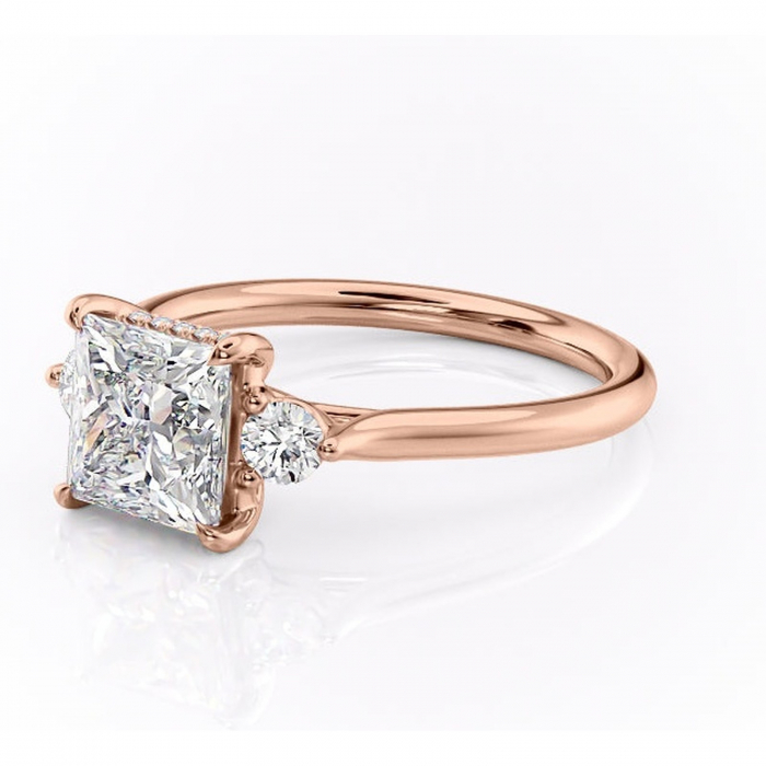 Inel de logodnă Delphine din aur Rose 18kt cu moissanite tăietură princess – Montură cu trei pietre rafinată pentru profil mediu | Personalizează și configurează gratuit online [7]