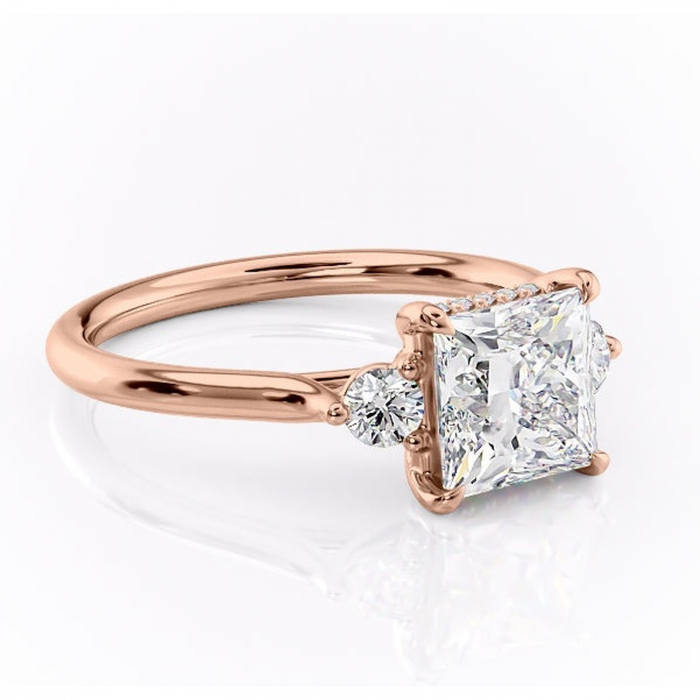 Inel de logodnă Delphine din aur Rose 18kt cu moissanite tăietură princess – Montură cu trei pietre rafinată pentru profil mediu | Personalizează și configurează gratuit online [1]
