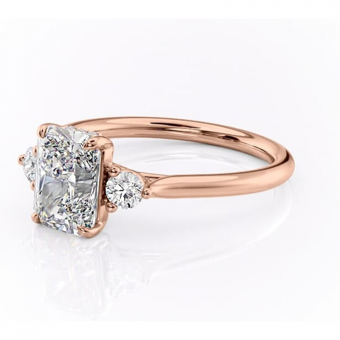 Inel de logodnă Delphine din aur Rose 14kt cu moissanite tăietură radiantă – Montură cu trei pietre rafinată pentru profil mediu | Personalizează și configurează gratuit online [7]