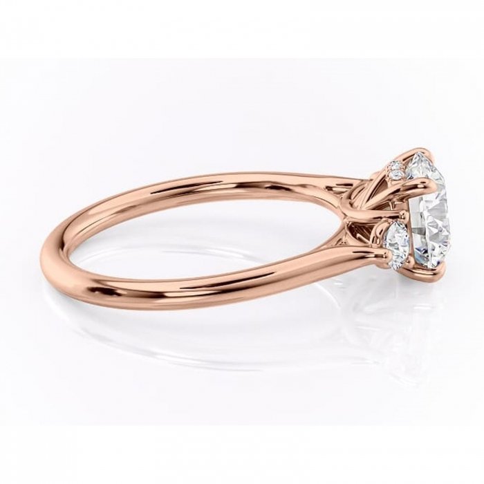 Inel de logodnă Delphine din aur Rose 14kt cu moissanite tăietură rotundă – Montură cu trei pietre rafinată pentru profil mediu | Personalizează și configurează gratuit online [2]