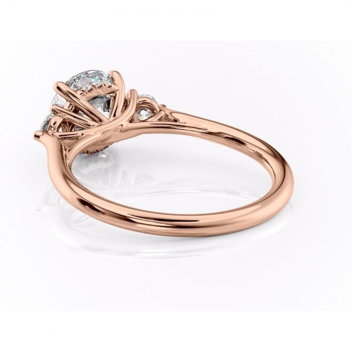 Inel de logodnă Delphine din aur Rose 14kt cu moissanite tăietură rotundă – Montură cu trei pietre rafinată pentru profil mediu | Personalizează și configurează gratuit online [4]