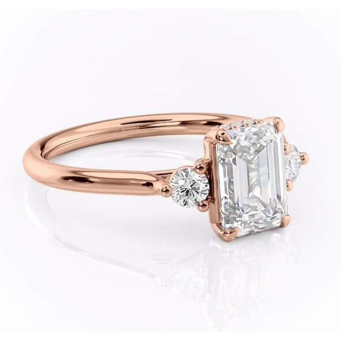 Inel de logodnă Delphine din aur Rose 14kt cu moissanite tăietură smarald – Montură cu trei pietre rafinată pentru profil mediu | Personalizează și configurează gratuit online [1]