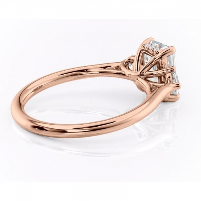 Inel de logodnă Delphine din aur Rose 14kt cu moissanite tăietură smarald – Montură cu trei pietre rafinată pentru profil mediu | Personalizează și configurează gratuit online [3]