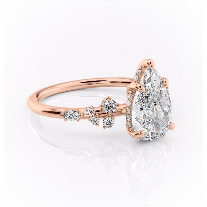 Inel de logodnă Elaris din aur Rose 18kt cu moissanite tăietură pară – Pietre laterale rafinată pentru profil înalt | Personalizează și configurează gratuit online [1]