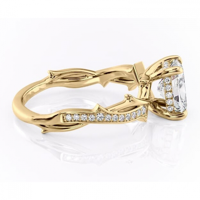 Inel de logodnă Eleanor din aur Galben 14kt cu moissanite tăietură pernă – Montură pavé rafinată pentru profil mediu | Personalizează și configurează gratuit online [2]