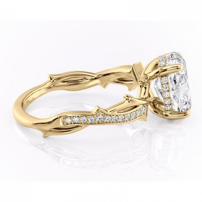 Inel de logodnă Eleanor din aur Galben 14kt cu moissanite tăietură ovală – Montură pavé rafinată pentru profil mediu | Personalizează și configurează gratuit online [2]