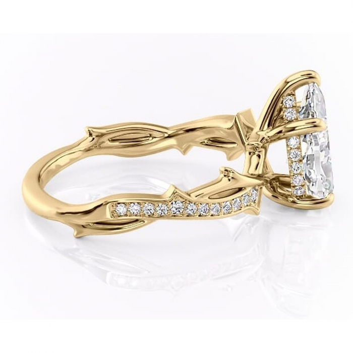 Inel de logodnă Eleanor din aur Galben 18kt cu moissanite tăietură pară – Montură pavé rafinată pentru profil mediu | Personalizează și configurează gratuit online [2]
