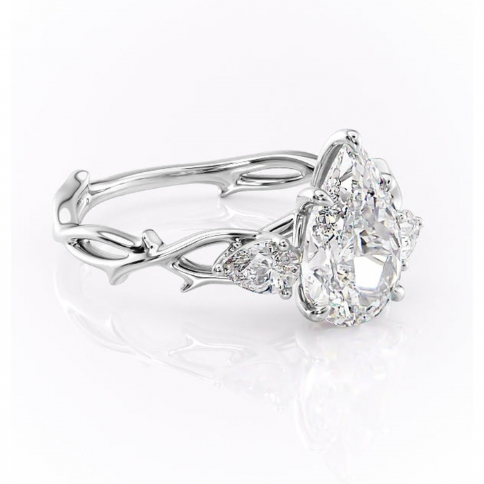 Inel de logodnă Elira din aur Alb 14kt cu moissanite tăietură pară – Montură cu trei pietre rafinată pentru profil mediu | Personalizează și configurează gratuit online [1]