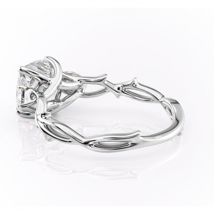 Inel de logodnă Elira din aur Alb 14kt cu moissanite tăietură pernă – Montură cu trei pietre rafinată pentru profil mediu | Personalizează și configurează gratuit online [5]