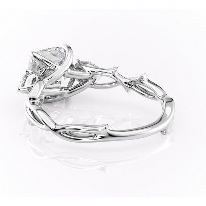 Inel de logodnă Elira din aur Alb 14kt cu moissanite tăietură pernă – Montură cu trei pietre rafinată pentru profil mediu | Personalizează și configurează gratuit online [4]