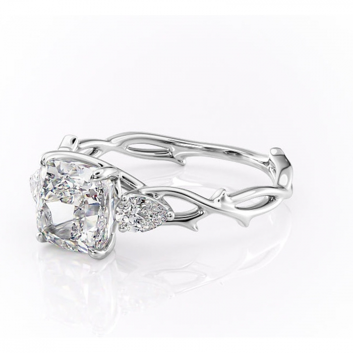 Inel de logodnă Elira din aur Alb 14kt cu moissanite tăietură pernă – Montură cu trei pietre rafinată pentru profil mediu | Personalizează și configurează gratuit online [7]