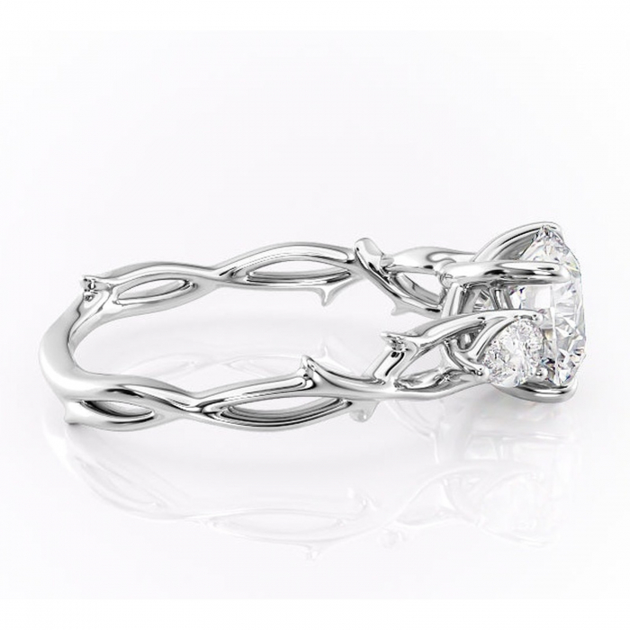 Inel de logodnă Elira din aur Alb 14kt cu moissanite tăietură rotundă – Montură cu trei pietre rafinată pentru profil mediu | Personalizează și configurează gratuit online [2]