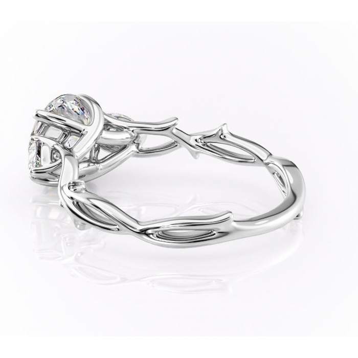 Inel de logodnă Elira din aur Alb 14kt cu moissanite tăietură rotundă – Montură cu trei pietre rafinată pentru profil mediu | Personalizează și configurează gratuit online [5]