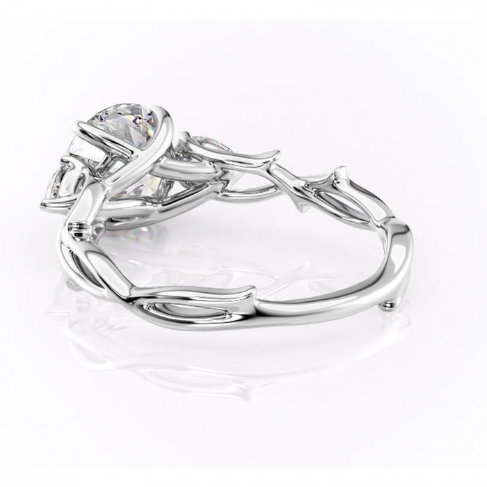 Inel de logodnă Elira din aur Alb 14kt cu moissanite tăietură rotundă – Montură cu trei pietre rafinată pentru profil mediu | Personalizează și configurează gratuit online [4]